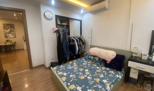 Gia đình cần bán căn hộ chung cư tòa 183 Hoàng Văn Thái 78.5m2, 2PN, nhà đẹp. Giá 38tr/m2