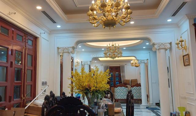 Bán nhà tòa bulding mặt phố Hai Bà Trưng, hàng hiếm, DT 565m2, 16T giá 500 tỷ
