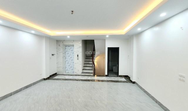 Bán nhà Giáp Bát, 38m2 x 6T - ô tô đỗ cửa - thang máy - 10m ra mặt phố