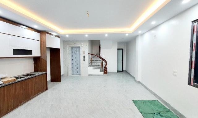 Bán nhà Giáp Bát, 38m2 x 6T - ô tô đỗ cửa - thang máy - 10m ra mặt phố
