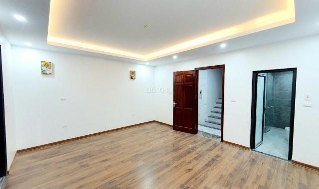 Bán nhà Giáp Bát, 38m2 x 6T - ô tô đỗ cửa - thang máy - 10m ra mặt phố