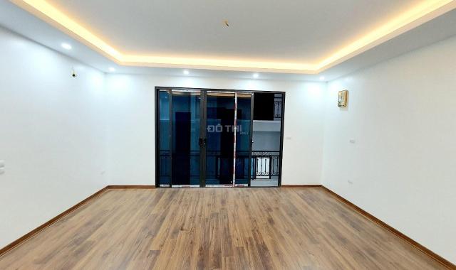 Bán nhà Giáp Bát, 38m2 x 6T - ô tô đỗ cửa - thang máy - 10m ra mặt phố