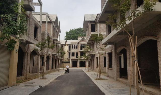 Bán biệt thự bán đảo Linh Đàm DT chỉ 100m2 mặt tiền 10m siêu hiếm. Tiện ích vô vàn 3 bước ra hồ lớn