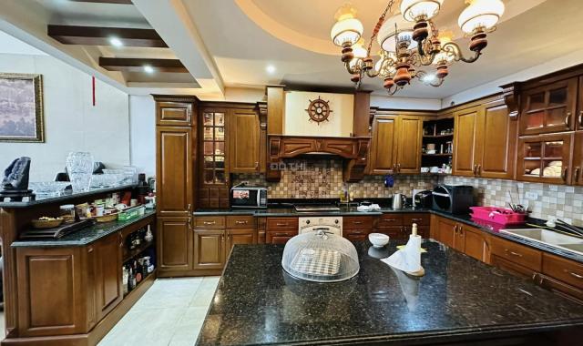 Bán nhà 5T mặt phố Cầu Giấy DT 57m2 lô góc, kinh doanh văn phòng, giá 13tỷ