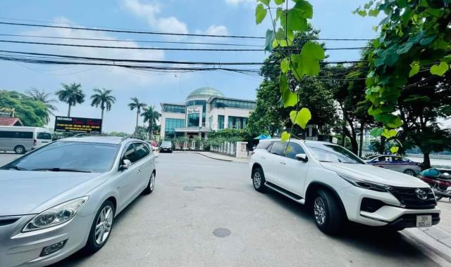 Bán đất tặng nhà mặt phố Trấn Vũ, sổ đỏ 135m2, mặt tiền 12m, 55 tỷ, View Hồ Trúc Bạch
