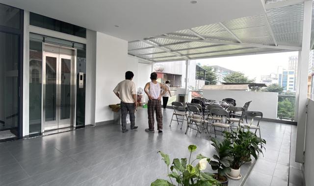 Bán nhà phố Hoàng Cầu- lô góc Mặt tiền khủng 18m- Đầu tư kinh doanh bất chấp- sổ đỏ 100m2 vuông vắn