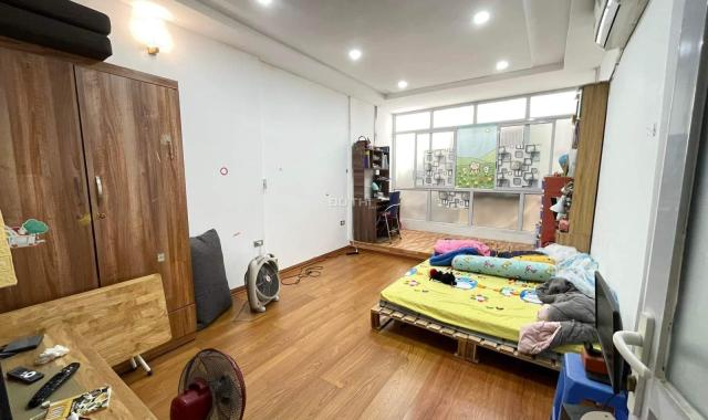 Bán gấp nhà Cầu Giấy, giảm 800tr giá chỉ nhỉnh 3 tỷ, 3 tầng