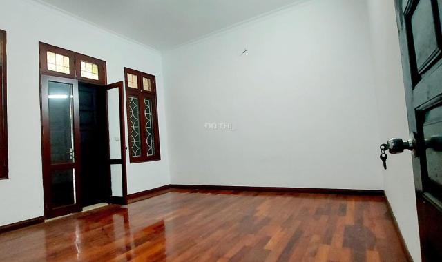 Đại La, Hai Bà Trưng, 1 nhà ra phố, oto đỗ cửa, thông ngõ, vị trí tuyệt đẹp, 44m2, hơn 5 tỉ