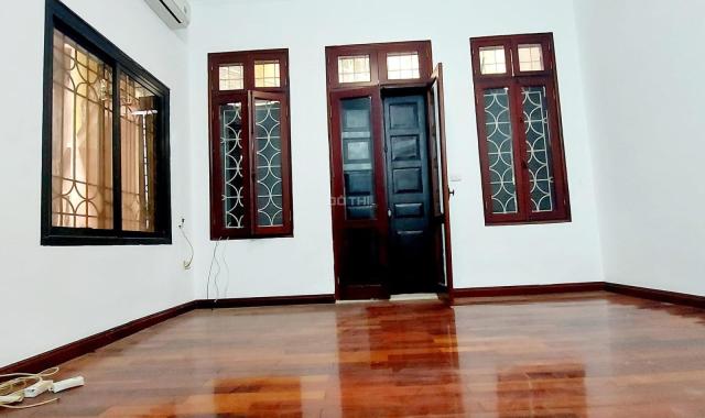 Đại La, Hai Bà Trưng, 1 nhà ra phố, oto đỗ cửa, thông ngõ, vị trí tuyệt đẹp, 44m2, hơn 5 tỉ