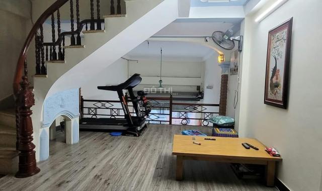 Bán nhà Kim Giang 50m* 4T, kinh doanh sầm uất, oto 7 chỗ tận cửa chỉ 5,x tỷ