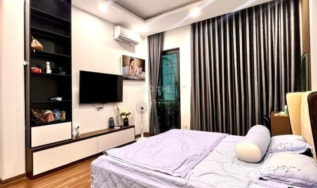Đại La, Hai Bà Trưng, nhà đẹp ở ngay, ba bước ra phố, mặt tiền rộng, 46m2,  5 tầng , chỉ 4 tỉ 8.
