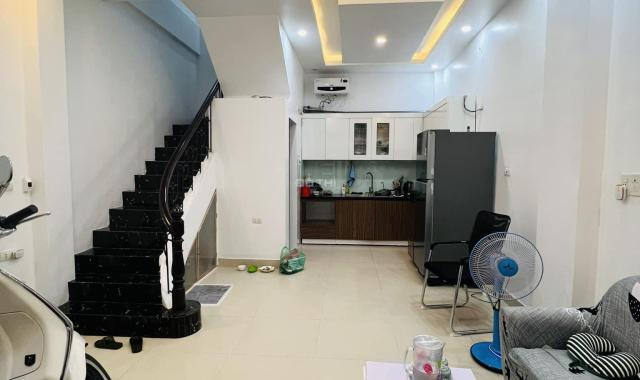 Nhà đẹp ở ngay, Trung Tâm Cầu Giấy DT35M x 5T, ô tô tránh chỉ vài bước chân, giá 4.7 tỉ