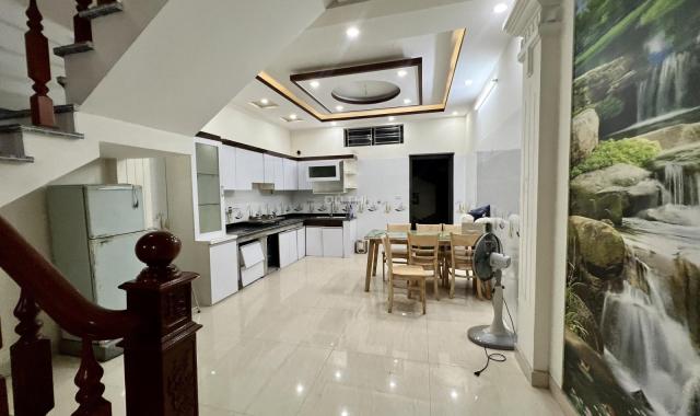 Cho thuê nguyên nhà 4 tầng mặt ngõ 254 Văn Cao, oto ra vào thoải mái