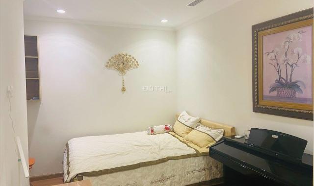 Cho thuê căn hộ chung cư Vinhomes Nguyễn Chí Thanh, tầng 22, 2 phòng ngủ, hướng ĐN