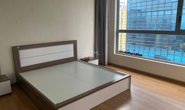 Cho thuê căn hộ tầng 18 chung cư Vinhomes Nguyễn Chí Thanh,3PN, giá chỉ 28tr - lh 0914167722