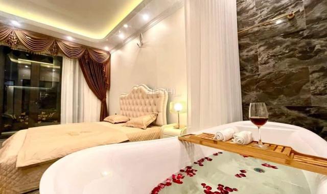 KHÔNG GiAN SỐNG LÝ TƯỞNG GIỮA LÒNG THÀNH PHỐ ! Bán Siêu phẩm 4.5 tầng tại Văn Cao giá hạ sập sàn !