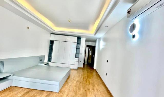 Bán trực tiếp nhà riêng tại phố Nguyễn Chí Thanh, Đống Đa. 55m2, 7 tầng, oto vào nhà.  giá 13,4 tỷ