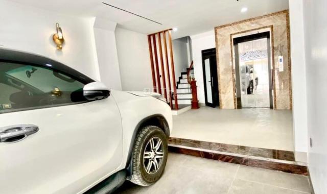 Bán trực tiếp nhà riêng tại phố Nguyễn Chí Thanh, Đống Đa. 55m2, 7 tầng, oto vào nhà.  giá 13,4 tỷ