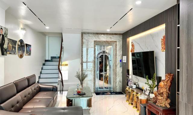 Bán trực tiếp nhà riêng tại phố Nguyễn Chí Thanh, Đống Đa. 55m2, 7 tầng, oto vào nhà.  giá 13,4 tỷ