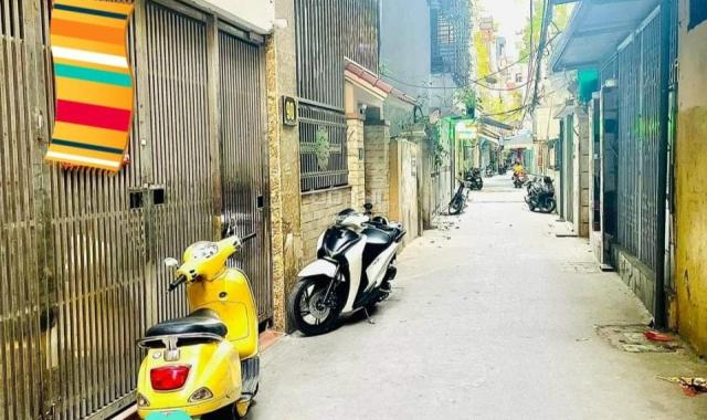 Tôi bán nhà 4 tầng, 93 Hoàng Quốc Việt, DT 20m2, MT 3.6m vài bước ra ô tô giá 2.8 tỷ: 0981129026