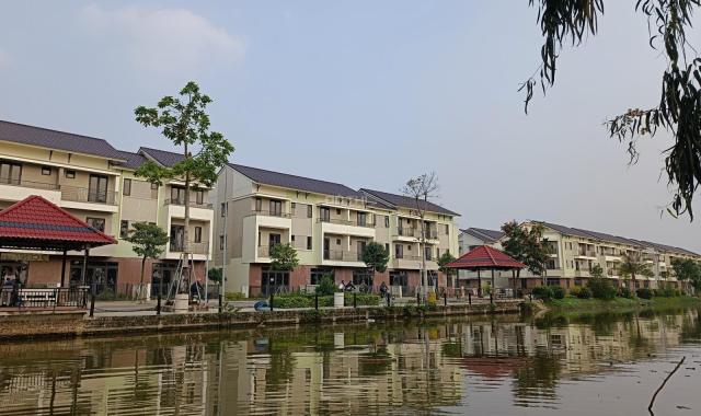Bán nhà ven sông sen tự nhiên rất đẹp và thơ mộng.