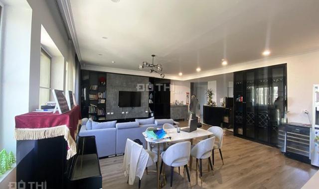 Bán căn hộ tầng cao 142m2, phòng khách rộng