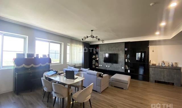 Bán căn hộ tầng cao 142m2, phòng khách rộng