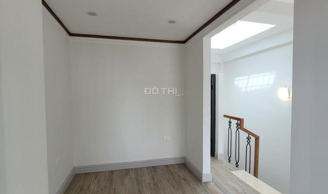 Giảm 1 tỷ Cần bán gấp nhà phố Khúc Thừa Dụ 50m2, 7T, thang máy, thông sàn, ô tô, kinh doanh