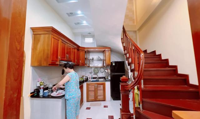Nhà phố Hoa Bằng, quận Cầu Giấy, gần 40m2 x 5 tầng, 3 phòng ngủ đẹp, nhỉnh 4 tỷ ở ngay!!!