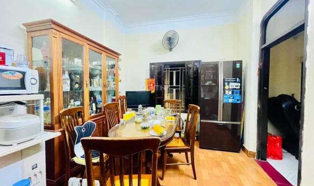 Nguyễn Khang mặt phố, DT 150m, xây 5 tầng, mặt tiền 8m, giá 35 tỷ.