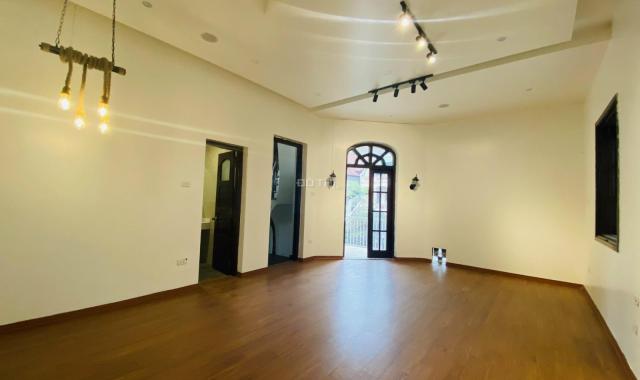 Biệt thự Tô Ngọc Vân, Tây Hồ, lô góc, 200m2 x 4 tầng, Mt 15m. hạ chào 12,1 tỷ. giá mới 65.9 tỷ.