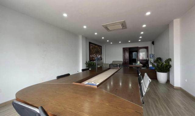 Bán tòa nhà Văn phòng 6 tầng thang máy mặt phố Nguyễn Văn Cừ, quận Long Biên.