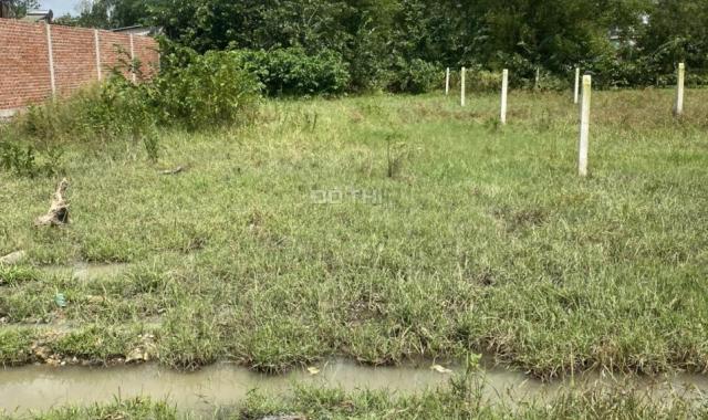 Về quê định cư nên cần bán gấp lô đất 200m2 ngay Mặt Tiền đường DT 825 giá 900tr, 0938 192 162