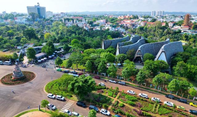 12 tỷ 100 triệu- tôi chính chủ cần bán lại căn shophouse mặt tiền. Đường rộng 24m Nguyễn Đình Chiểu