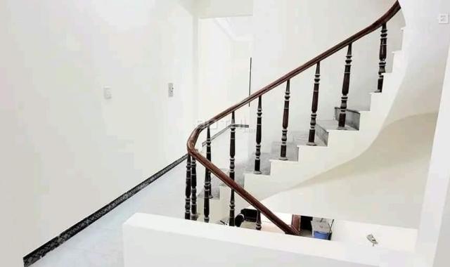 Bán Nhà phân lô Hoàng Quốc Việt, 4 tầng, ô tô vào nhà, giá 9.X tỷ