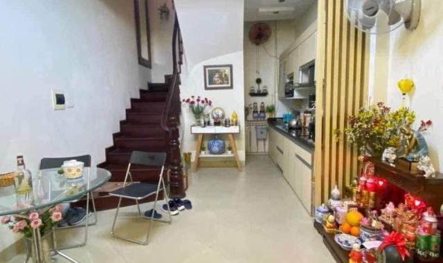 Bán nhà Phương Mai, 5 tầng, Mặt tiền 4,5m, ô tô đỗ cửa, đủ nội thất ở ngay 4,5 tỷ TL