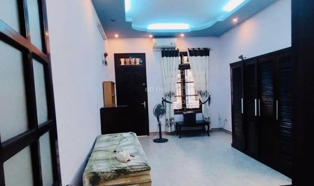 Hiếm, bán ngôi nhà nhỉnh 6 tỷ, ô tô qua đường Nguyễn Trãi, 40m, mt 4m, sổ vuông ko lỗi phong thủy.