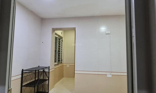 Chính chủ cần bán căn hộ tập thể tầng 1 (toà nhà 2 tầng) số 76 ngõ 364 đường Giải Phóng.