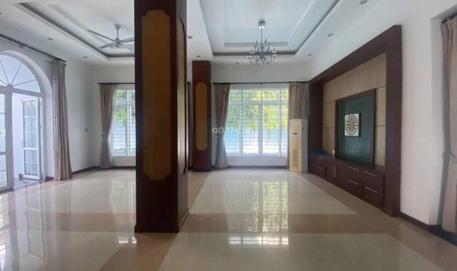 Cho thuê biệt thự tiện làm VP/ để ở khu compound Quốc Hương, Thảo Điền. Dt 400m2. Lh 0903652452