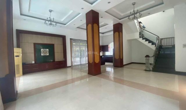 Cho thuê biệt thự tiện làm VP/ để ở khu compound Quốc Hương, Thảo Điền. Dt 400m2. Lh 0903652452