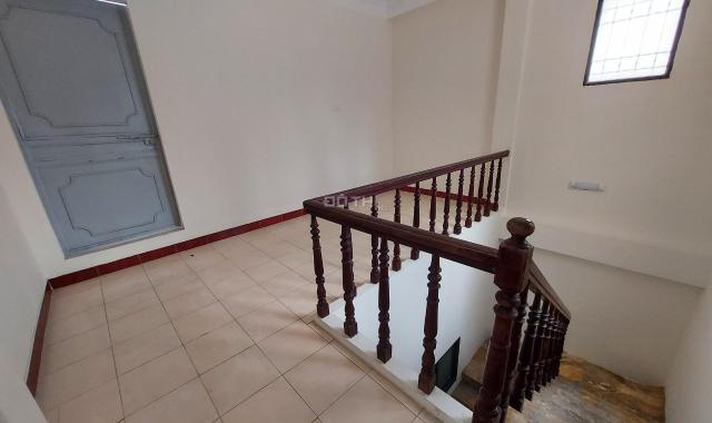 Cần bán gấp nhà phố Dịch Vọng, 62m2, 4T, gần ô tô, sát mặt phố, đầu tư tốt, hơn 9 tỷ, giá chốt bất