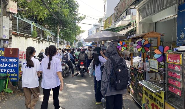 MẶT BẰNG MỚI XÂY sát Trường ĐH Công Thương, sinh viên qua lại dập dìu