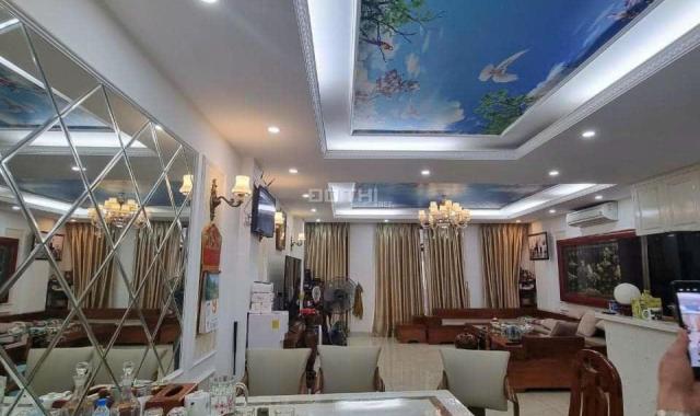 Cần bán nhà mặt phố Nguyễn Phong sắc mặt tiền 4,5m