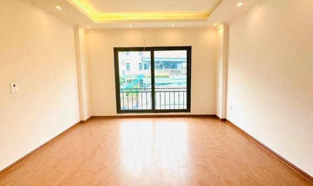 Bán nhà Việt Hưng gần Quận Uỷ Long Biên 36m2 4,5 tầng có sân rộng giá 4,9 tỷ.