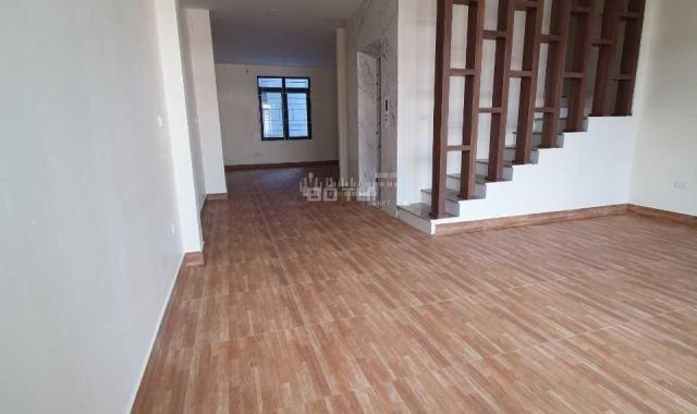 Cho thuê nhà mới ở Phố Nghĩa Đô 5 tầng x 70m2, oto đỗ cửa, có thang máy làm VP