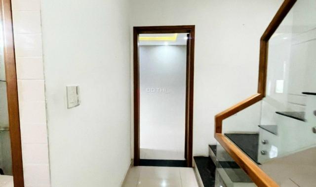 Cho thuê nhà hẻm tải thông 744B Nguyễn Kiệm, DT 5x17, có gara oto, 3PN