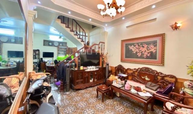 Bán nhà mặt hồ Điều Hòa, phố Chùa Láng, 40m2, 4 tầng, mặt tiền 4m, view hồ, 2 mặt thoáng!