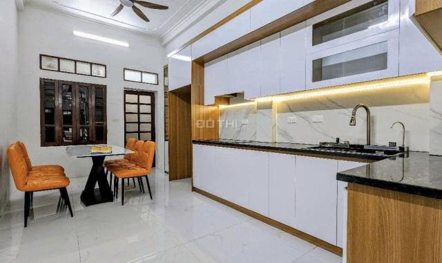 Bán nhà Lạc Long Quân, Tây Hồ 40m2, 5 tầng, nhỉnh 5 tỷ. Nhà đẹp Dân xây, Ở ngay.