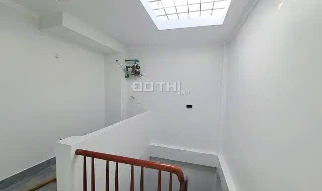 Bán nhà phố Tân Mai 35m2 x 5T, nhà mới, vài bước ra ô tô. Sổ đỏ vuông, chính chủ.