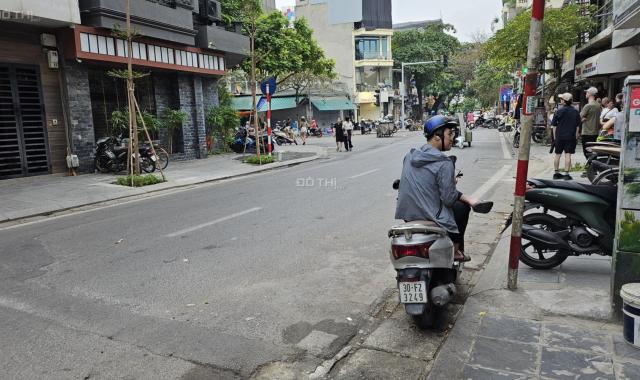 Bán nhà 1 mặt phố, 1 mặt ngõ tại phố Sơn Tây, diện tích 31m2, mặt tiền 3m8, 13 tỷ, chính chủ.